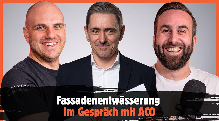 Drei Personen stehen nebeneinander, unten Text: „Fassadenentwässerung im Gespräch mit ACO“, rechts ein Mikrofon.