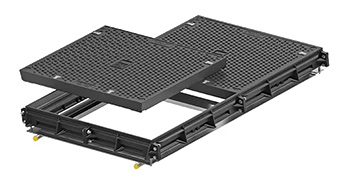 3D-Rendering einer schwarzen, rechteckigen Reihen-Schachtabdeckung mit Rahmen, teilweise geöffnet.