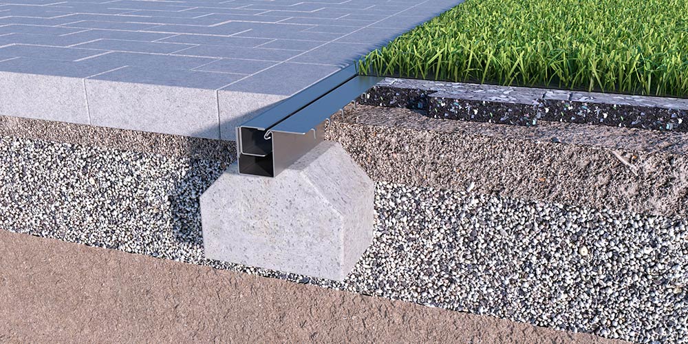 ACO Sport Kunstrasen-Shockpad-Einfassung Querschnitt einer gepflasterten Fläche mit Betonfundament und einer Raseneinfassung aus Stahl.