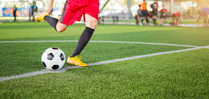 Sportplätze mit Kunstrasen sind eine potenzielle Quelle für Mikroplastik. Der ACO SPORT® Filtrationsschacht filtert anfallendes Oberflächenwasser und reinigt es vor dem Ableiten in die Vorflut. Sportplätze mit Kunstrasen sind eine potenzielle Quelle für Mikroplastik. Der ACO SPORT® Filtrationsschacht filtert anfallendes Oberflächenwasser und reinigt es vor dem Ableiten in die Vorflut.