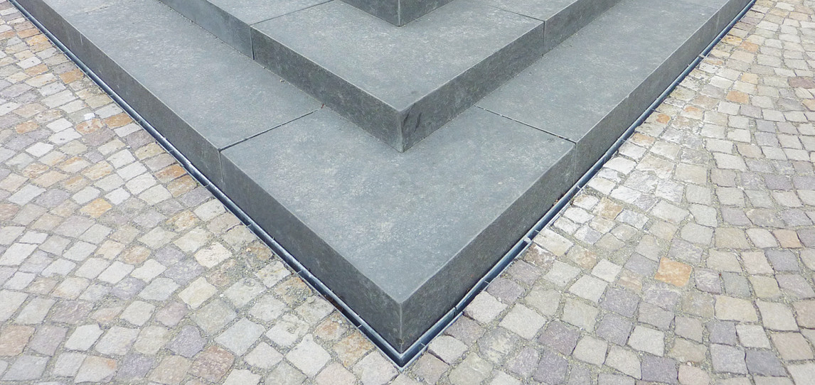 Treppenstufe an Kopfsteinpflaster