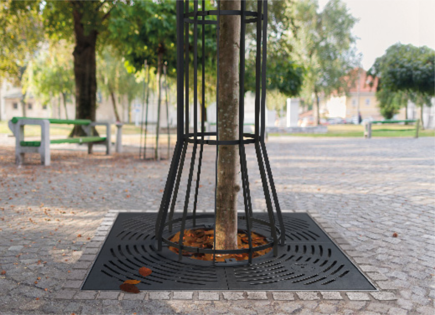 Baum mit Baumschutzgitter und -rost auf innerstädtischem Platz