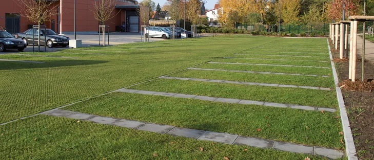 ACO Rasenwaben unterstützen den natürlichen Wasserkreislauf. Das Regenwasser versickert an Ort und Stelle.