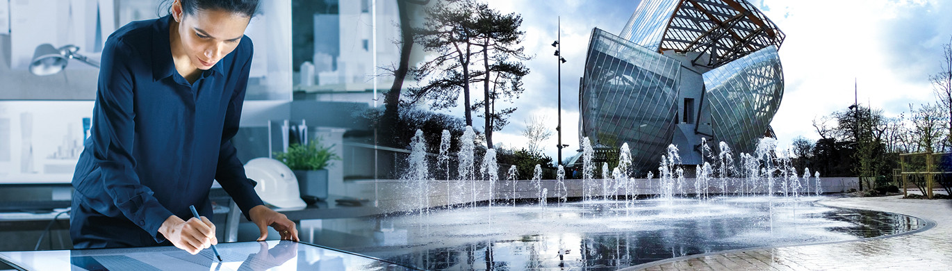 Frau arbeitet am digitalen Bildschirm in einem Büro; daneben ein modernes Gebäude mit Glasfassade und Springbrunnen.
