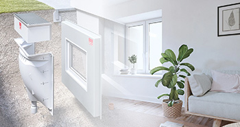 Querschnitt eines Lichtschachtsystems mit integriertem Fenster, das Licht in einen hellen Kellerraum mit Pflanze und Sofa bringt.