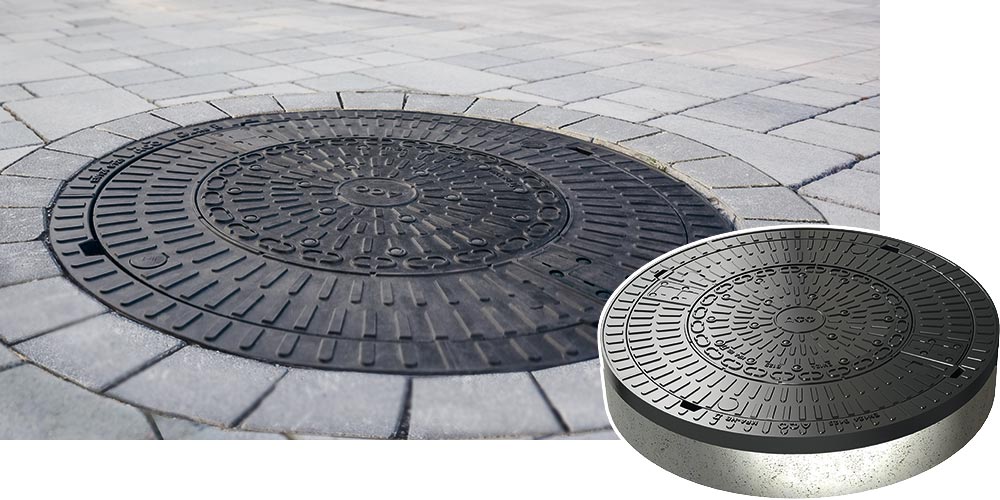 Runde Schachtabdeckung in gepflasterter Fläche, daneben Produktdarstellung mit Rahmen aus Kunststoff/Beton.