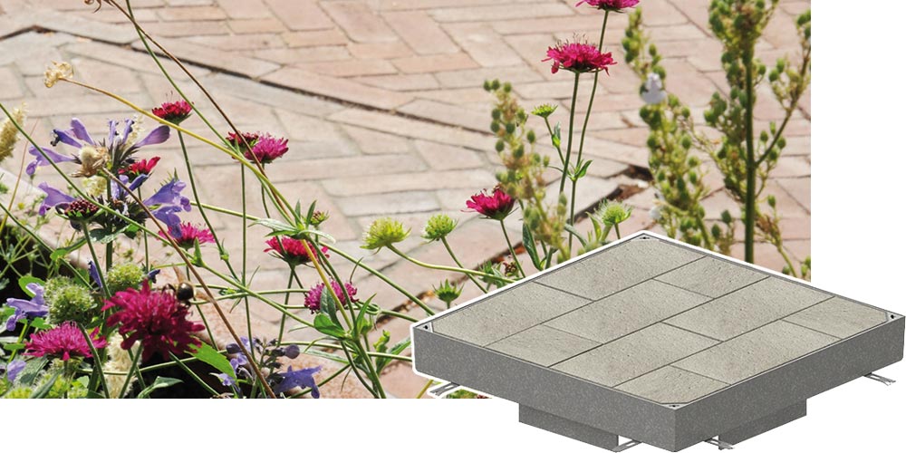 Auspflasterbare Schachtabdeckung in einer durchgängigen Pflasterflächen neben Blumenbeet, daneben Produktdarstellung.