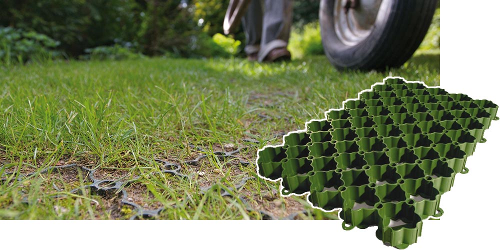 Mann mit Schubkarre auf Grünfläche mit Rasenwabe, daneben Produktdarstellung der Kunststoff-Wabenplatte.