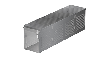 3D-Rendering einer Sockelrinne mit seitlichen Entwässerungs- und Belüftungsöffnungen und Gitterost.