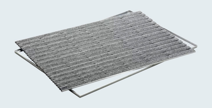 Ein freistehendes Produktbild von einem Schuhabstreifersystem in grau mit einem Winkelrahmen.