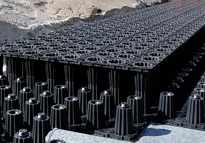 Rigolen System aus schwarzen Kunststoffhohlkörpern in einer Baugrube