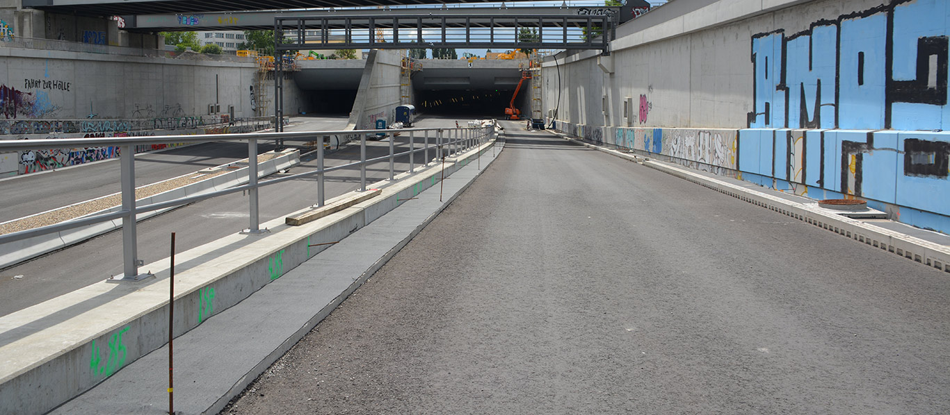 Eingangsportal zum Tunnel auf der A 100