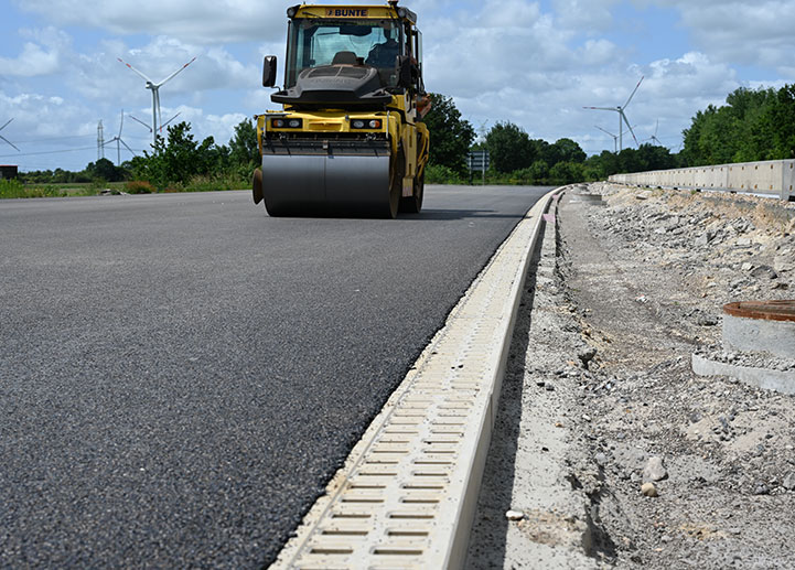 Foto-referenz-a23-heide-monoblock-entwaesserungsrinne-mittelstreifen-ACO Teaser