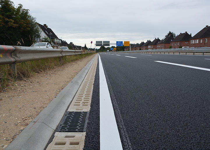Referenz-b75-strassenerneuerung-hohlbordrinne-kerbdrain-bridge-schwerlastrinne-monoblock-rd-ACO 721x517 Teaser