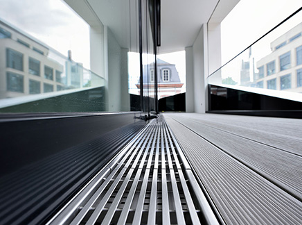 Auch die großzügigen Balkone und Terrassen präsentieren sich in hervorragender Optik und Qualität
