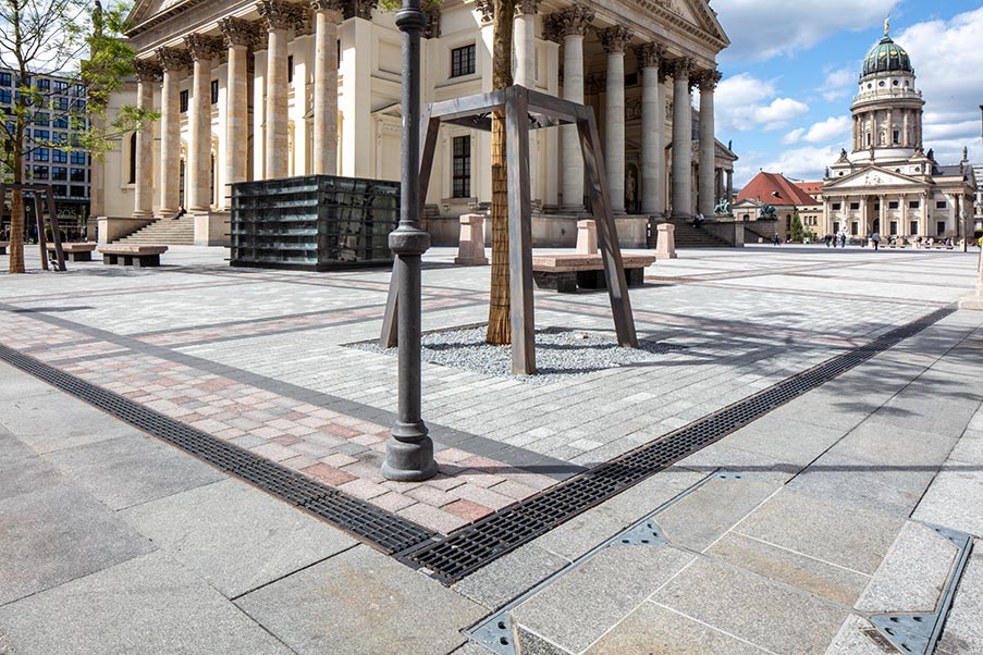 Der Gendarmenmarkt in Berlin, mit einer großen Platzfläche und markanten Sichtachsen, im Hintergrund der Deutsche Dom.