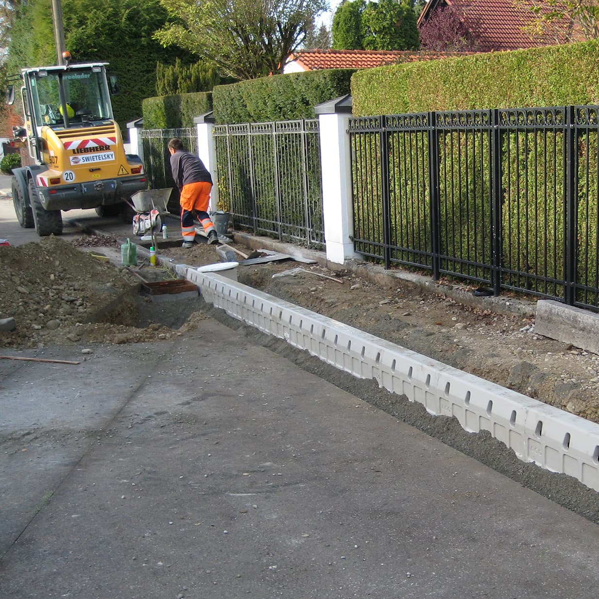 Hohlbordrinne Kerbdrain: zwei Funktionen - Rinne und Bordstein - in einem Bauteil