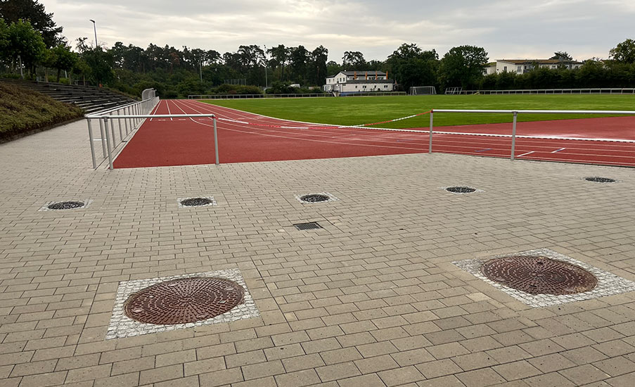 Unterhalb der gepflasterten Fläche befinden sich die ACO SPORT® Filterschächte