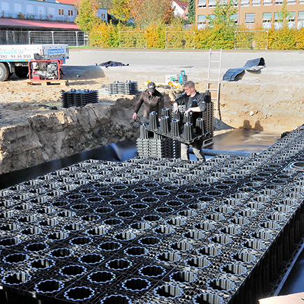 Rigolen System aus schwarzen Kunststoffhohlkörpern in einer Baugrube