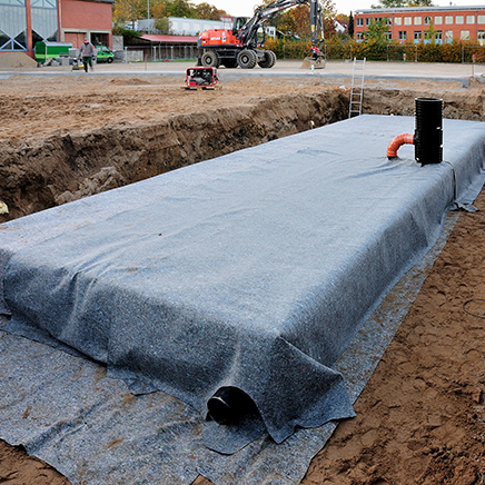 letzer Schritt: ACO Stormbrixx ist mit einem Geotextil umhüllt. Nun kann die Baugrube wieder geschlossen werden.