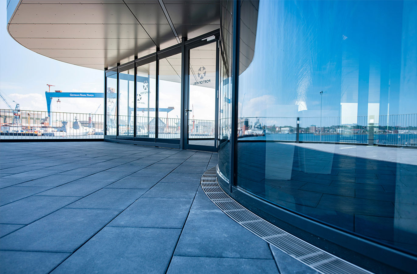 Das zweistöckige Gebäude mit 3700 Quadratmetern Grundfläche soll einen optimalen Service für die Reedereien und Passagiere bieten.