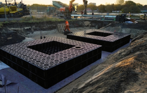 Blick in eine Baugrube mit Rigolen System aus schwarzen Kunststoffhohlkörpern