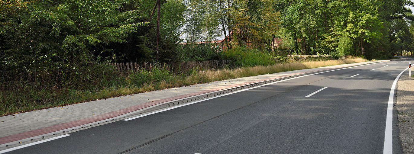 Entwässerung von Straßen - Hohlbordrinne ACO DRAIN® KerbDrain