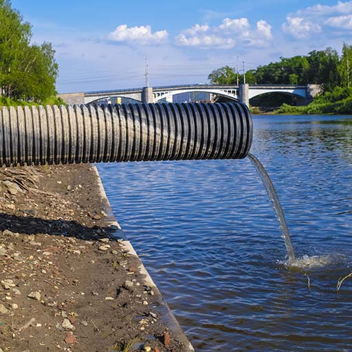 Abwasser fließt in den Fluss