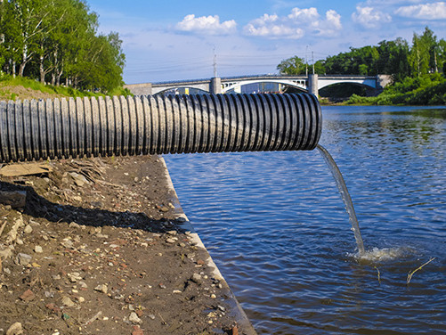 Abwasser fließt in den Fluss.