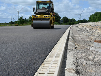 Foto-referenz-a23-heide-monoblock-entwaesserungsrinne-mittelstreifen-ACO Teaser