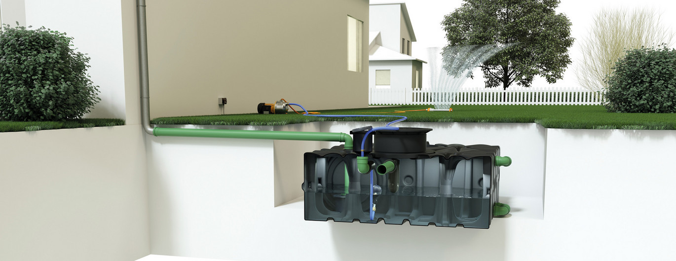 Das Komplettsystem Garten Basic ist der perfekte Einstieg in die Regenwassernutzung. Im Paket sind der Flachtank, die Pumpe sowie alle notwendigen Zubehörteile enthalten.