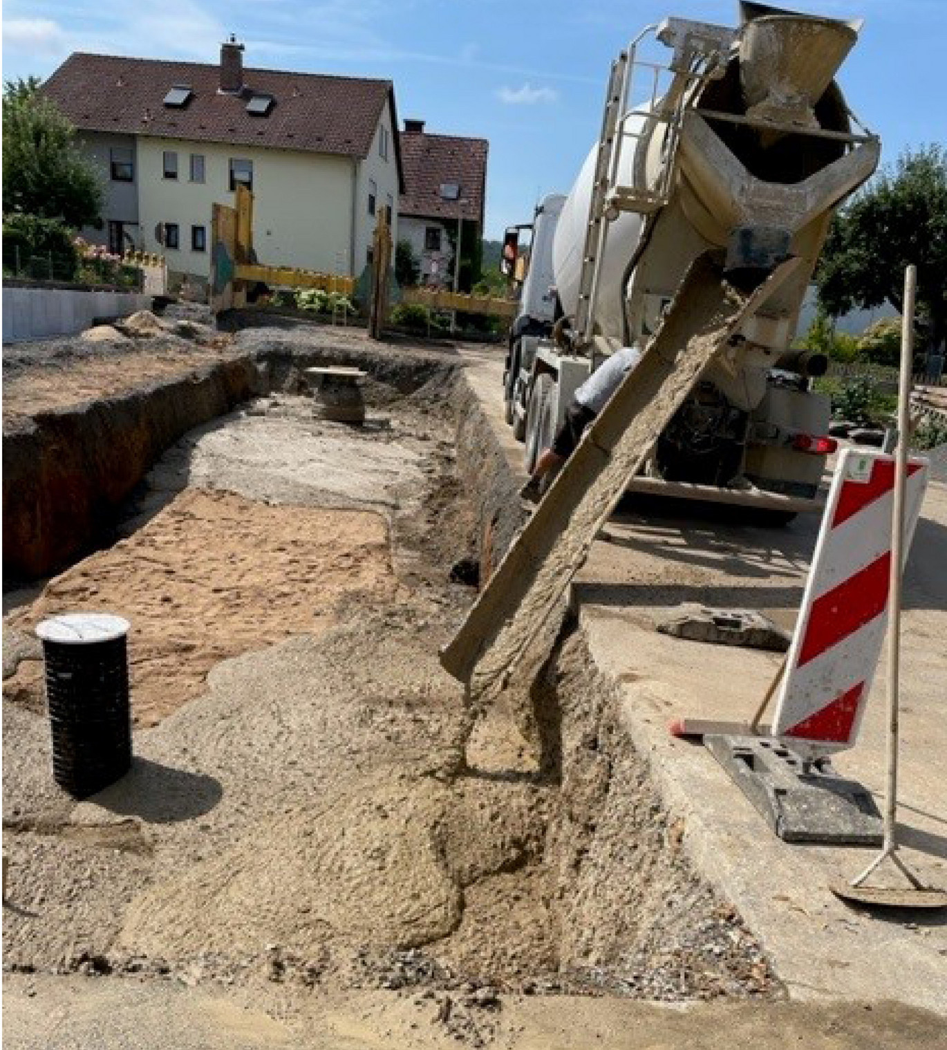 Verfüllen der Baugrube mit Flüssigboden.