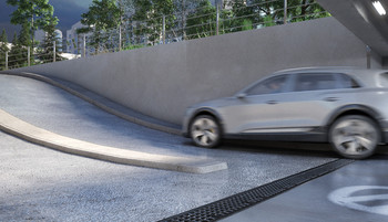 Auto verlässt eine Tiefgarage über eine Rampenauffahrt nach oben, unten in der Auffahrt befindet sich eine Entwässerungsrinne.