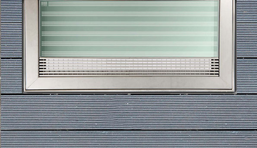 Variante Teilglas mit Edelstahl Längsprofilrost terrassenseitig und Einfassungsrahmen Edelstahl