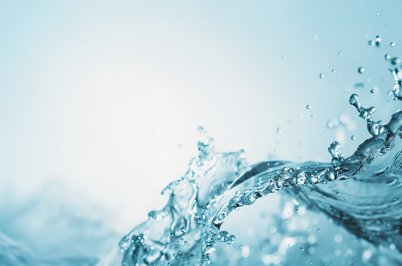 Nahaufnahme von einer Wasser Splash auf hellem Hintergrund