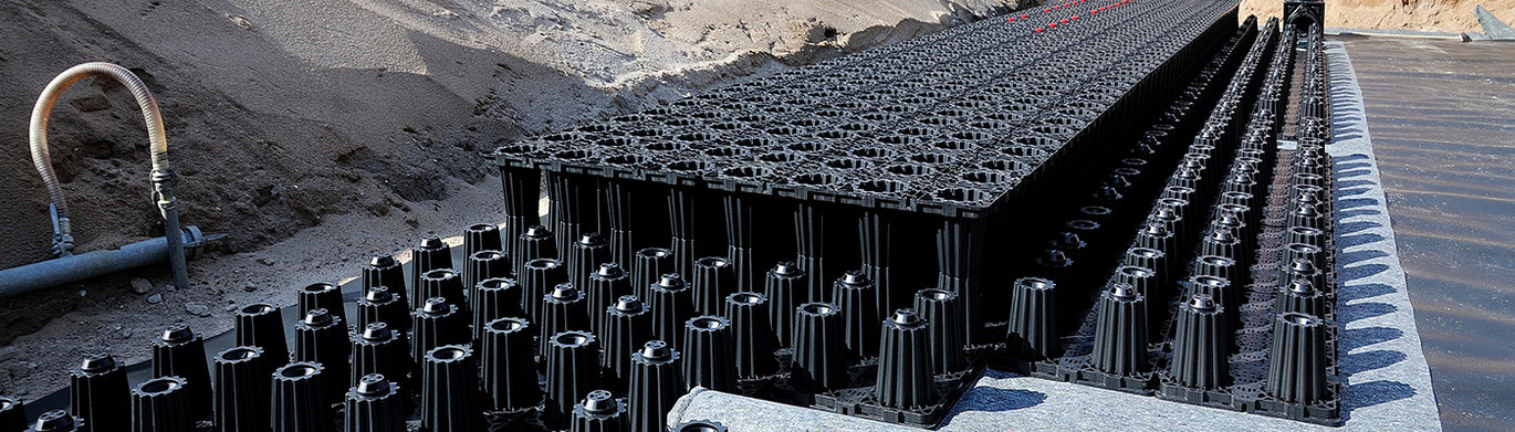 Rigolen System aus schwarzen Kunststoffhohlkörpern in einer Baugrube