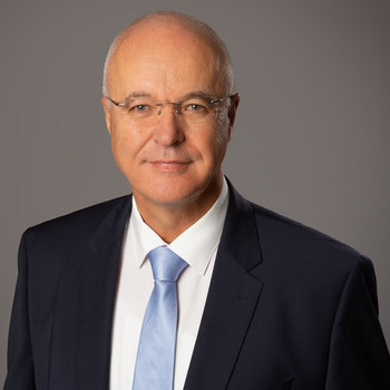 <p><strong>Ulrich Ahle</strong><br>CEO von Gaia-X<br>Ortsvorsteher Etteln</p><p>mit seinem Vortrag:</p><p><strong>„Digitales Frühwarnsystem als Basis für ein vorausschauendes Starkregenmanagement”</strong></p>