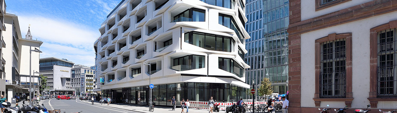 Als ein stilprägender Blickfang präsentiert sich das vom Architekten Hadi Teherani entworfene „Flare of Frankfurt“ am früheren Standort der „Frankfurter Rundschau“. Damit befindet es sich in direkter Nähe der Zeil, einer der am stärksten frequentierten Einkaufsstraßen Deutschlands. In prominenter Ecklage zwischen Stiftstraße und der Neuen Eschenheimer Straße ist ein modernes Geschäfts- und Wohnhaus entstanden, das dem Passanten durch ein wabenartiges und dreidimensionales Muster aus Vor- und Rücksprüngen besonders ins Auge fällt.