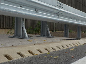 Foto-referenz-a21-entwaesserung-ausserhalb-der-fahrbahn-ACO 721x517 Teaser