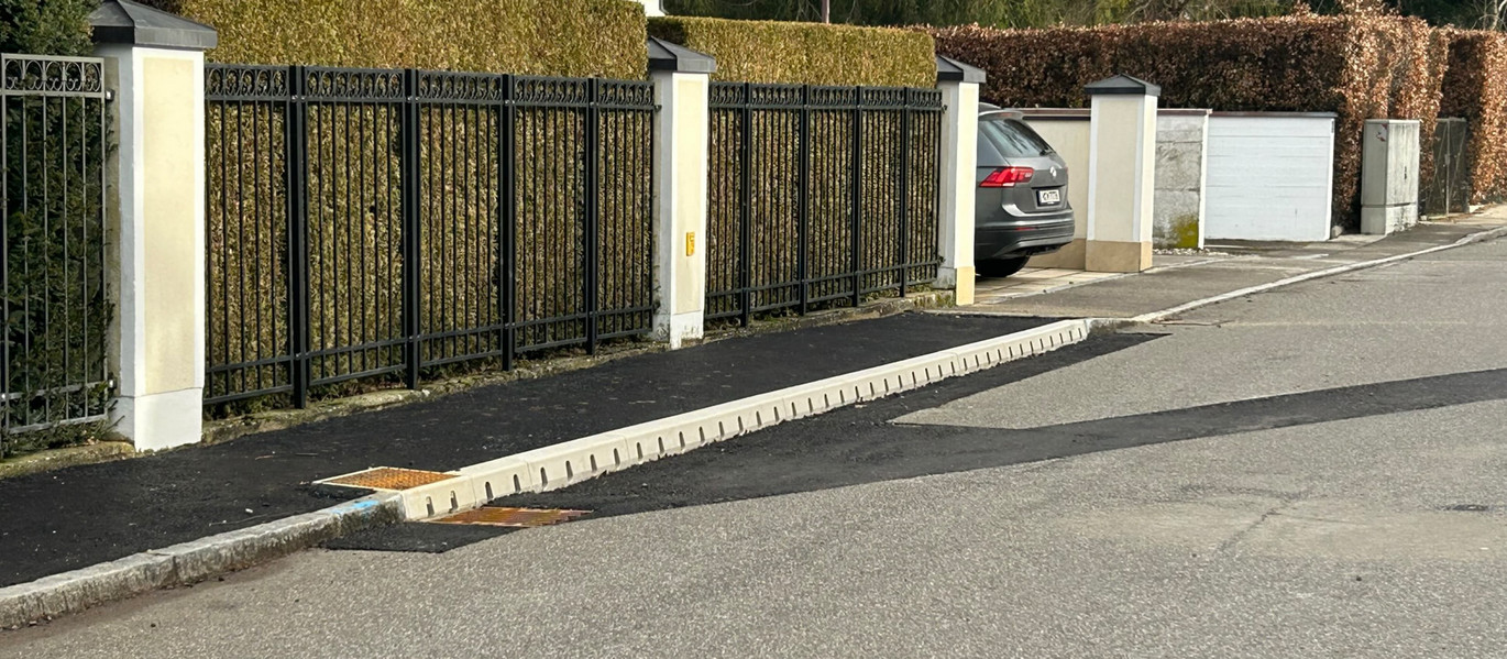 Straßenentwässerung dem Starkregen angepasst. Umgesetzt mit Hilfe der 2-Wege-Entwässerung und dem Rigolensystem als Versickerung.