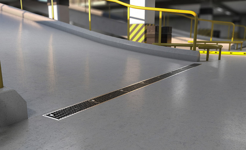 Rampenauffahrt in einer Tiefgarage mit Entwässerungsrinne.