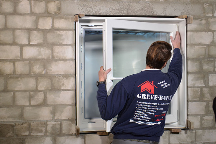 Einsetzen Fensterflügel in Kellerfenster