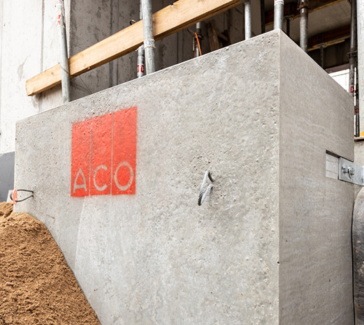 Großer Betonlichtschacht auf einer Baustelle.