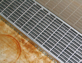 fassadenrinne
fassade
rinne
oberflaechenentwaesserung
entwaesserung
design-roste
linienentwaesserung
rinnenkoerper
befahrbar
rollstuhlbefahrbar
barrierefrei
begehbar
rutschsicher