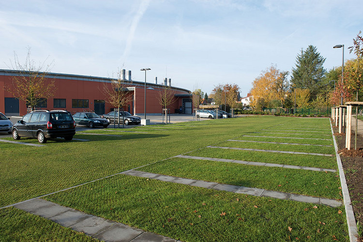 Versickerungsfaehiger Parkplatz mit ACO Rasenwaben