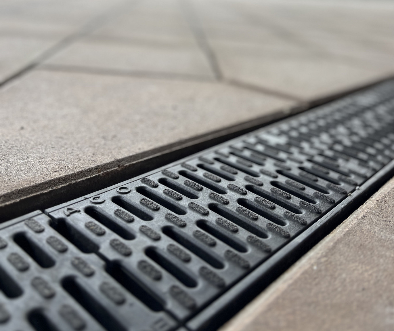 Kunststoffrost-Abdeckung dauerhaft farbecht und witterungsbeständig.