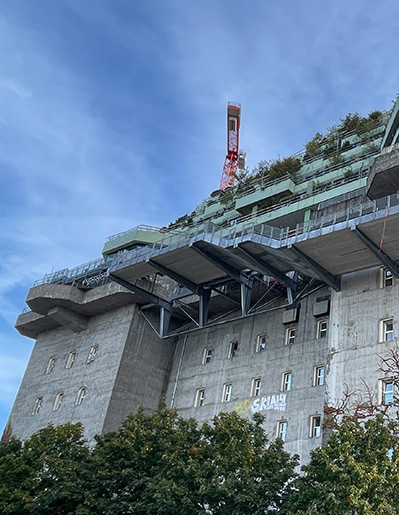 Vertikale Schwammstadt über Hamburg