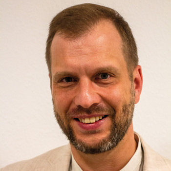 <p><strong>Dr. Christian Göpfert</strong><br>Stabsstellenleiter<br>Klima und Nachhaltigkeit<br>Stadt Würzburg</p><p>mit seinem Vortrag:</p><p><strong>„Klimaanpassung als kommunale Aufgabe“</strong></p>