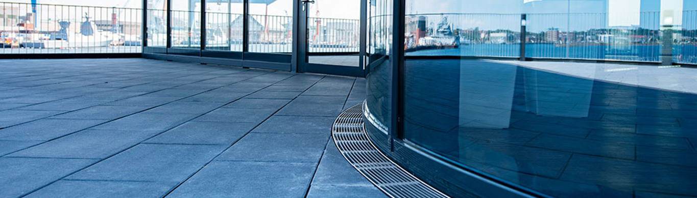Große Fensterfronten und viel Platz kennzeichnen den neuen Kreuzfahrtterminal in Kiel