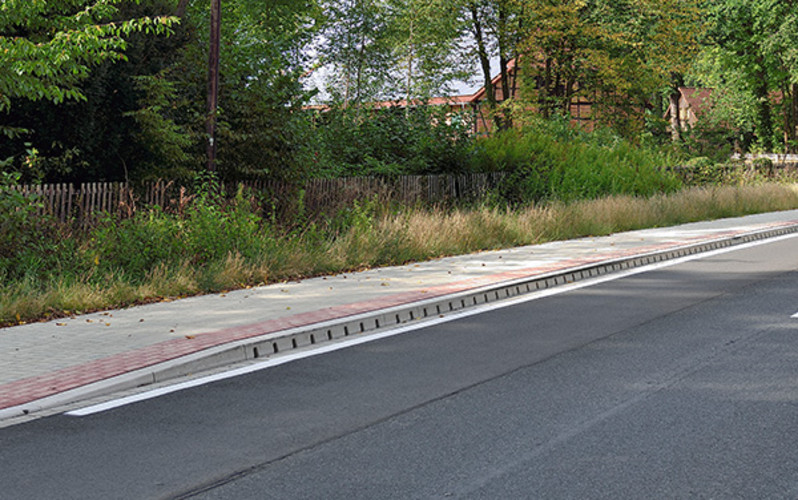 2 in 1 - Bordstein und Entwässerung: ACO DRAIN® KerbDrain